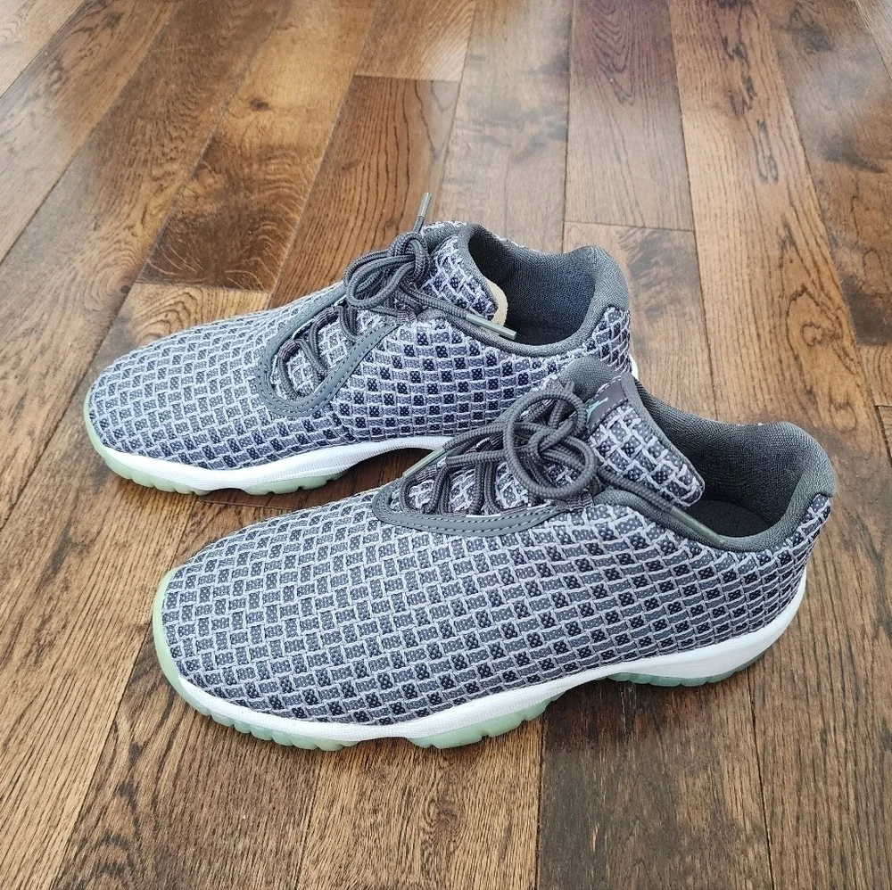 Air Jordan Future Low BG Wolf Gray/ Emerald Rise size 5.5Y/ Euro 38